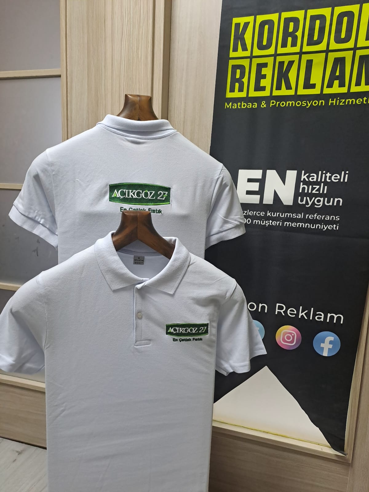 Beyaz Renkli Lacoste Yaka Tişört